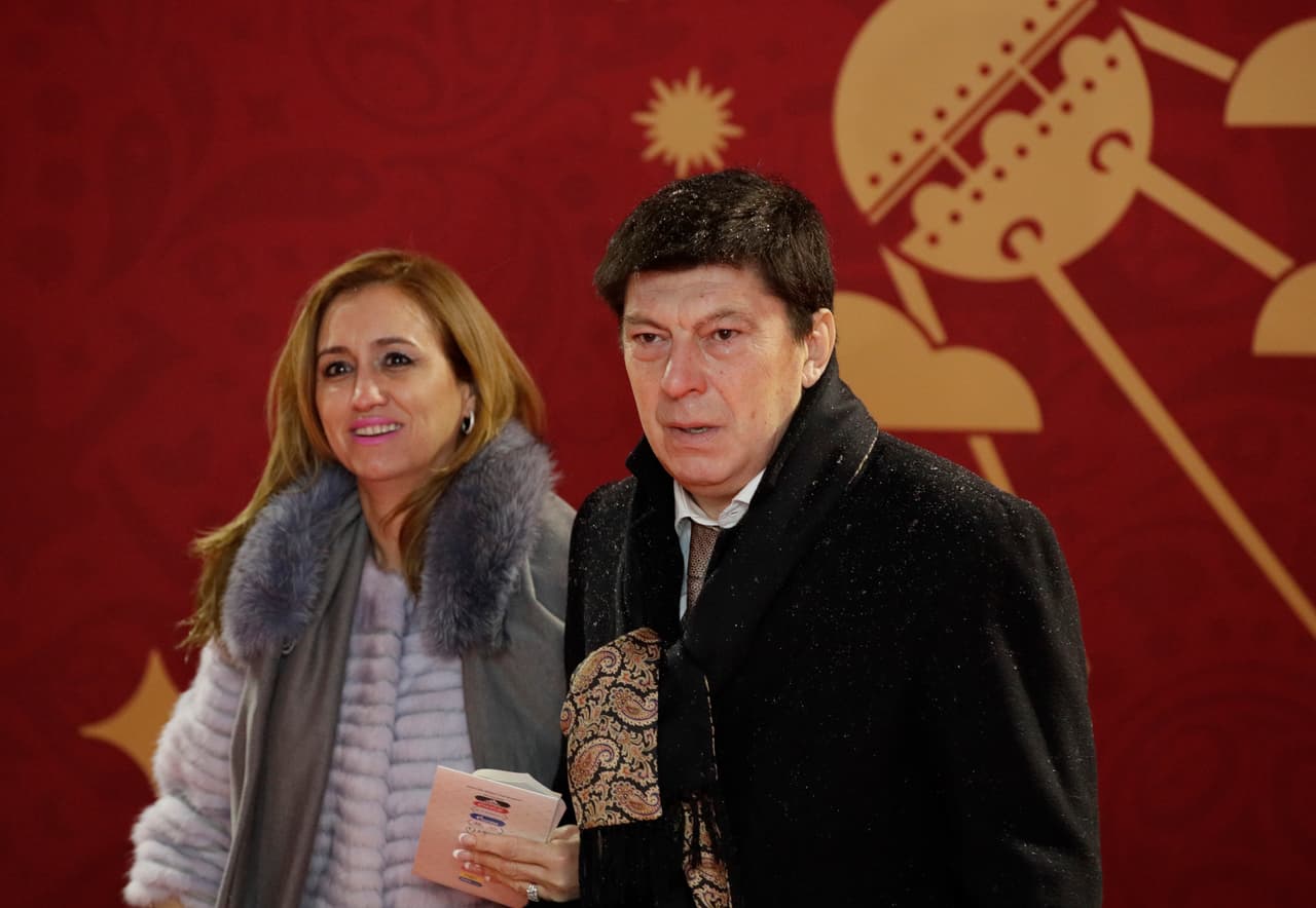 Rinta Dasev, exportero ruso con larga trayectoria en el fútbol de España y su pareja.