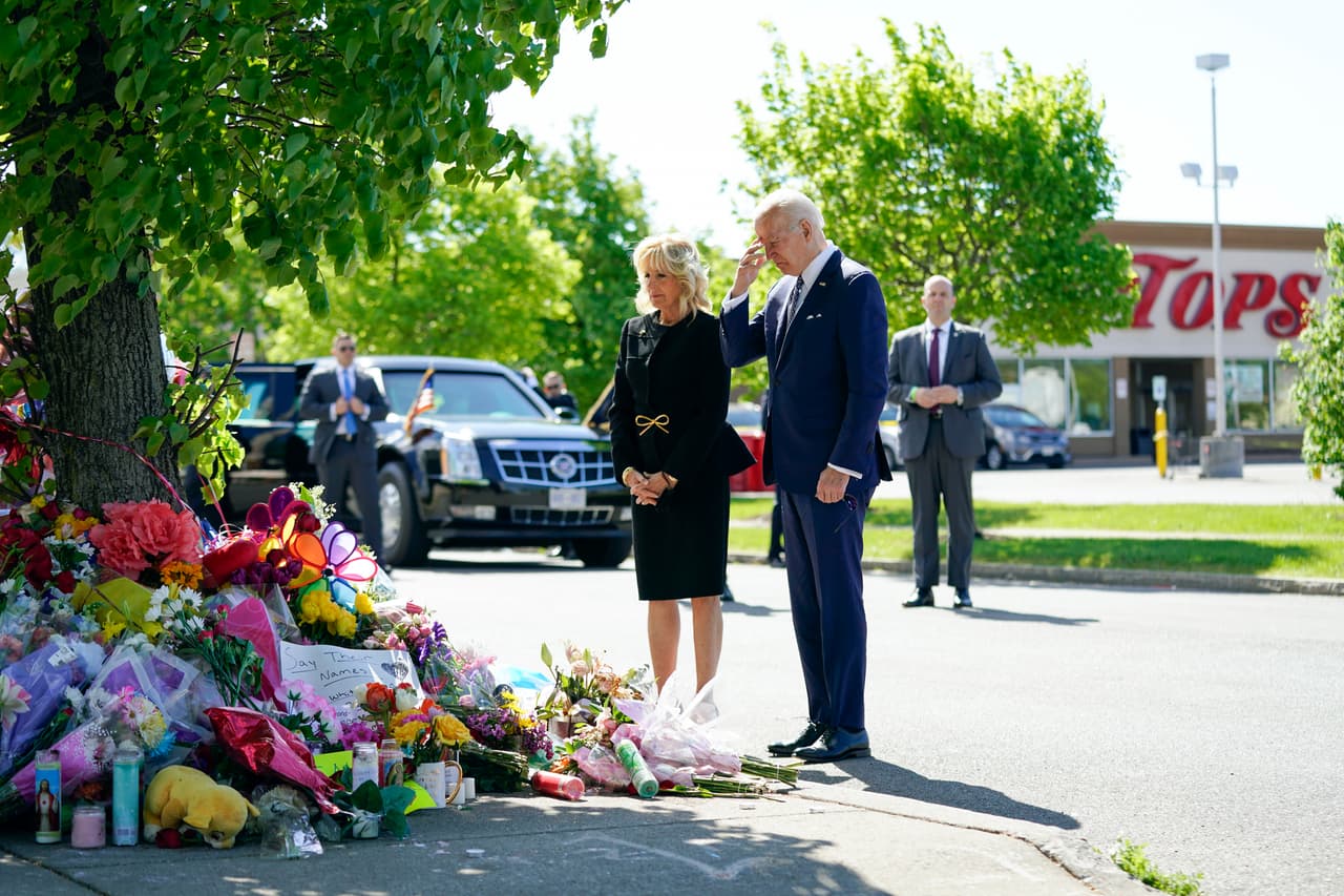 Biden ofreció un particular tributo al exoficial de policía Aaron Salter, que trabajaba como guardia de seguridad en el supermercado donde tuvo lugar el ataque. "Dio su vida tratando de salvar a otros".