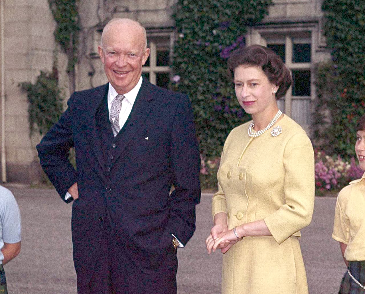 Isabel II recibió a Dwight Eisenhower en Escocia, en agosto de 1959, en el Castillo de Balmoral. No era la primera vez que se encontraban: ya la reina había estado en Estados Unidos, 
<a href="https://www.rct.uk/collection/2003334/the-queen-with-president-eisenhower-royal-visit-to-usa-1957" target="_blank">en 1957</a>, solo cuatro años después de ser coronada.