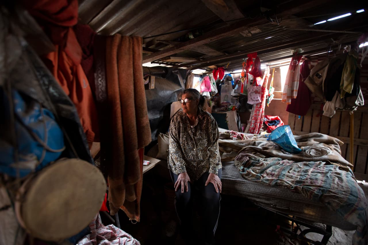 <b>Zulma Pérez</b> recicla basura y sobrevive con el equivalente a unos 160 dólares al mes. No puede pagar un alquiler, por lo que a los 61 años se fue de la ciudad de Salta a una casucha en una villa miseria llamada Virgen de Urkupiña, con calles de tierra que da paso al barro cuando llueve. No puede pagar por gas, por lo que su familia de cuatro personas cocina con leña. Ella y su marido esperan que el gobierno les dé a ella y a sus vecinos los títulos de la tierra donde viven y que se construya un alcantarillado y se pavimenten las calles. Pérez puede tomar la medicina que necesita para el corazón gracias a donaciones de cardiólogos.