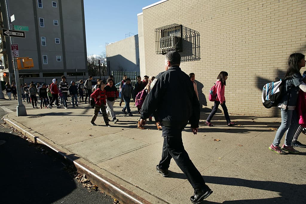 Escuelas de 18 estados recibieron vía electrónica bromas con amenazas de bombas