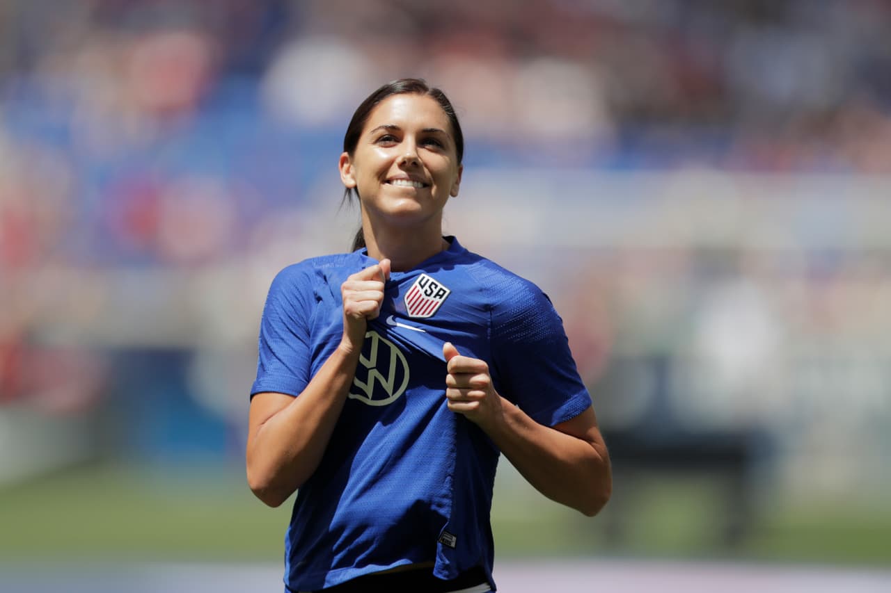 Su primer partido defendiendo los colores de su país fue en un enfrentamiento ante México.