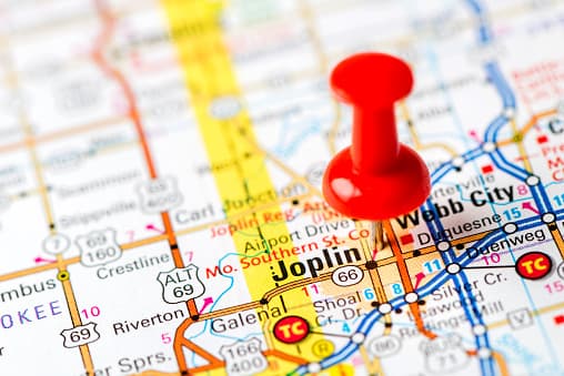 6. Joplin ubicada en Missouri tiene una población estimada de 50,000 personas. El alquiler promedio es de 1,430 dólares. El costo promedio de una comida es de 10 dólares. Los ingresos promedio por hogar son de 41,063 dólares.
<br>