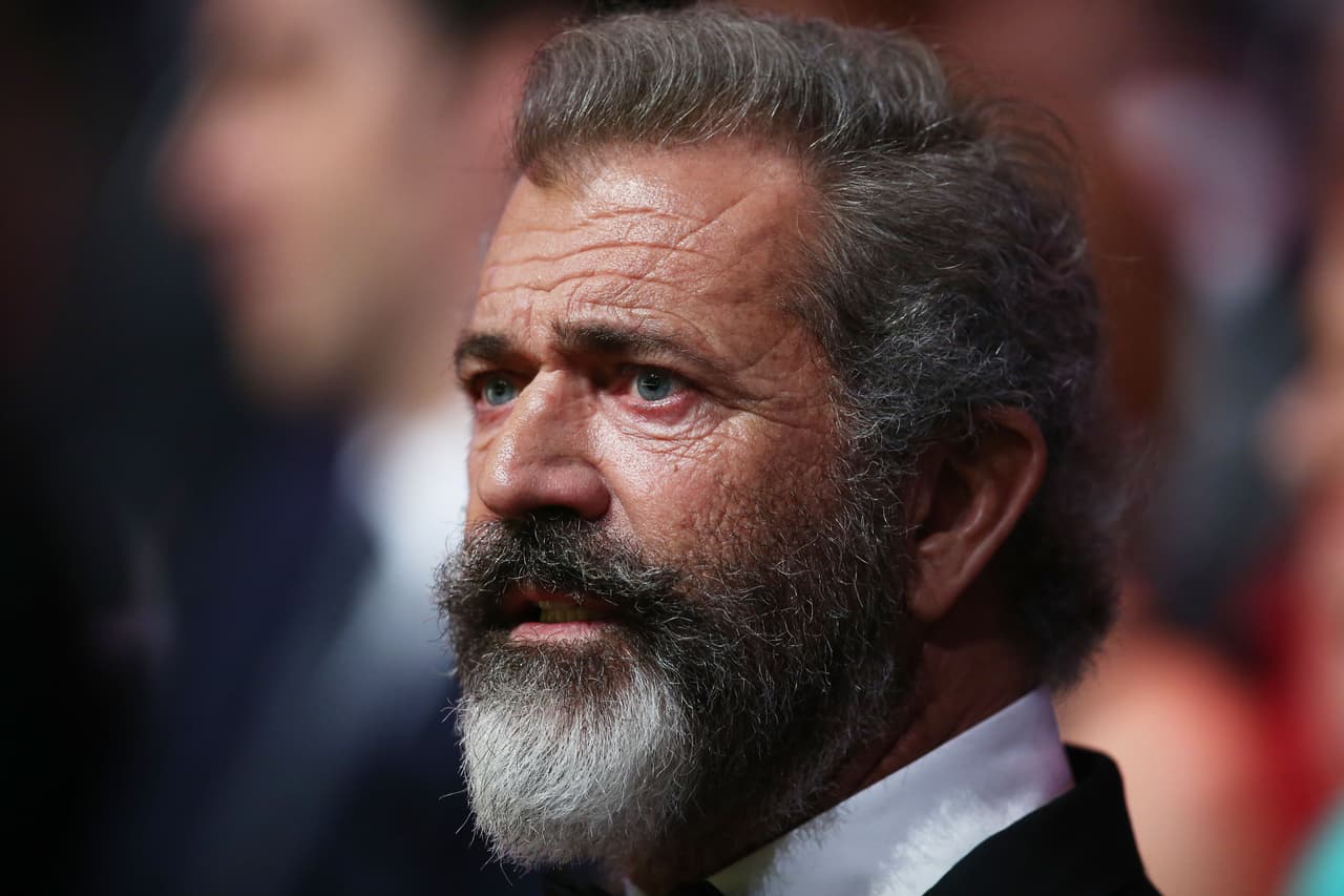 <b>Mel Gibson</b>: su adicción al alcohol se hizo notoria tras una serie de disputas públicas que fueron 
<a href="http://radaronline.com/videos/exclusive-new-audio-mel-gibson-completely-loses-it-btch-cnt-whre-gold-digger/"><u>grabadas</u></a>. Tiempo después, el actor decidió dar un giro a su vida. En una 
<a href="http://www.smh.com.au/entertainment/movies/mel-gibson-you-get-barking-mad-in-your-50s-20160802-gqiz5l.html"><u>entrevista</u></a>, habló sobre los doce pasos de Alcohólicos Anónimos. “Dicen que sólo hay tres opciones: enloqueces, mueres o renuncias al licor. Esa es la dura realidad y me consta. La alternativa a AA son las cárceles, instituciones mentales o la 
<a href="http://www.univision.com/noticias/enfermedades-cardiovasculares/menos-muertes-en-eeuu-por-enfermedades-del-corazon">muerte</a>”.