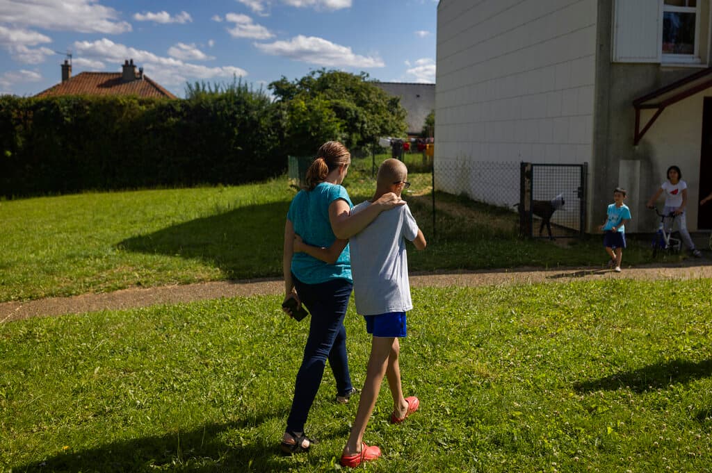 Rusia afirma que muchos de estos niños no tienen padres o tutores, o que no pueden ser localizados. Pero la AP descubrió que 
<b>los funcionarios han deportado a niños ucranianos a Rusia o a territorios controlados por los rusos sin su consentimiento</b>, les han mentido diciendo que sus padres no los querían y les han dado familias y ciudadanía rusas. Olga Lopatkina, a la izquierda, y Maksim llegan a casa después de un paseo por un parque en Loue, al oeste de Francia. Tras dos meses de negociación y una objeción inicial de un alto funcionario ruso, las autoridades de Moscú finalmente accedieron a permitir que una voluntaria con poder notarial de Lopatkina recogiera a sus hijos evacuados de 
<a href="https://www.univision.com/noticias/mundo/rusia-bombardea-teatro-mariupol-habia-civiles-refugio">Mariupol</a>.