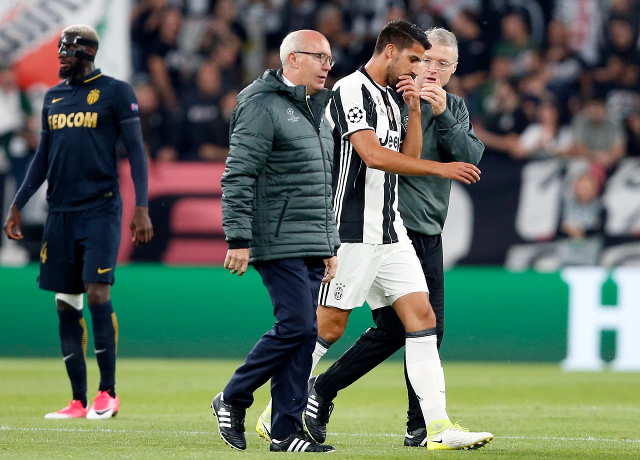 La mala noticia para la Juventus llegó al minuto 10 cuando Sami Khedira tuvo que abandonar el campo por una lesión muscular.