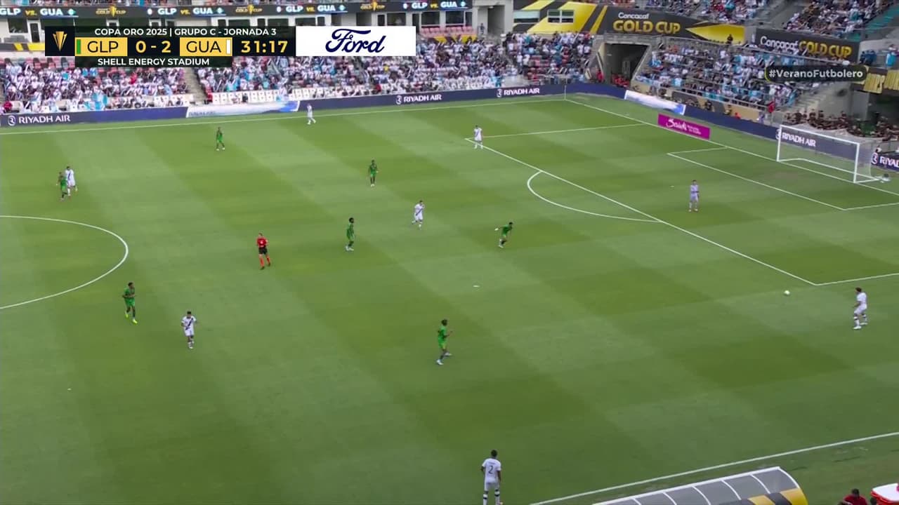 ¡Expulsión! El árbitro saca la roja directa a Alexandre Arénate.