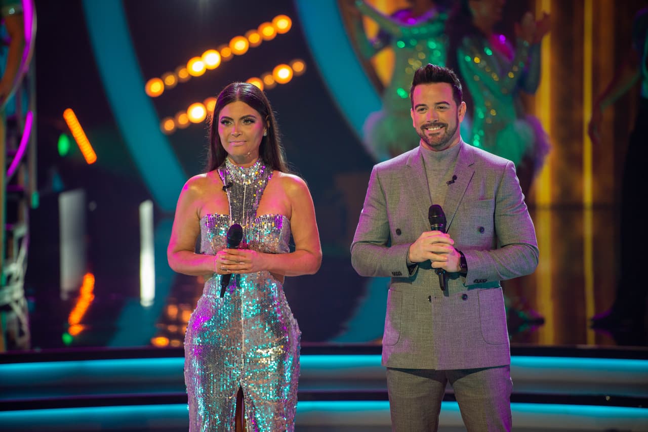 Los conductores, 
<b>Chiqui</b>, 
<b>Mane de la Parra</b> y la reportera backstage 
<b>Sherlyn</b> no se quedaron atrás en lo que se refiere a la elegancia y estilo de sus outfits.
<br>