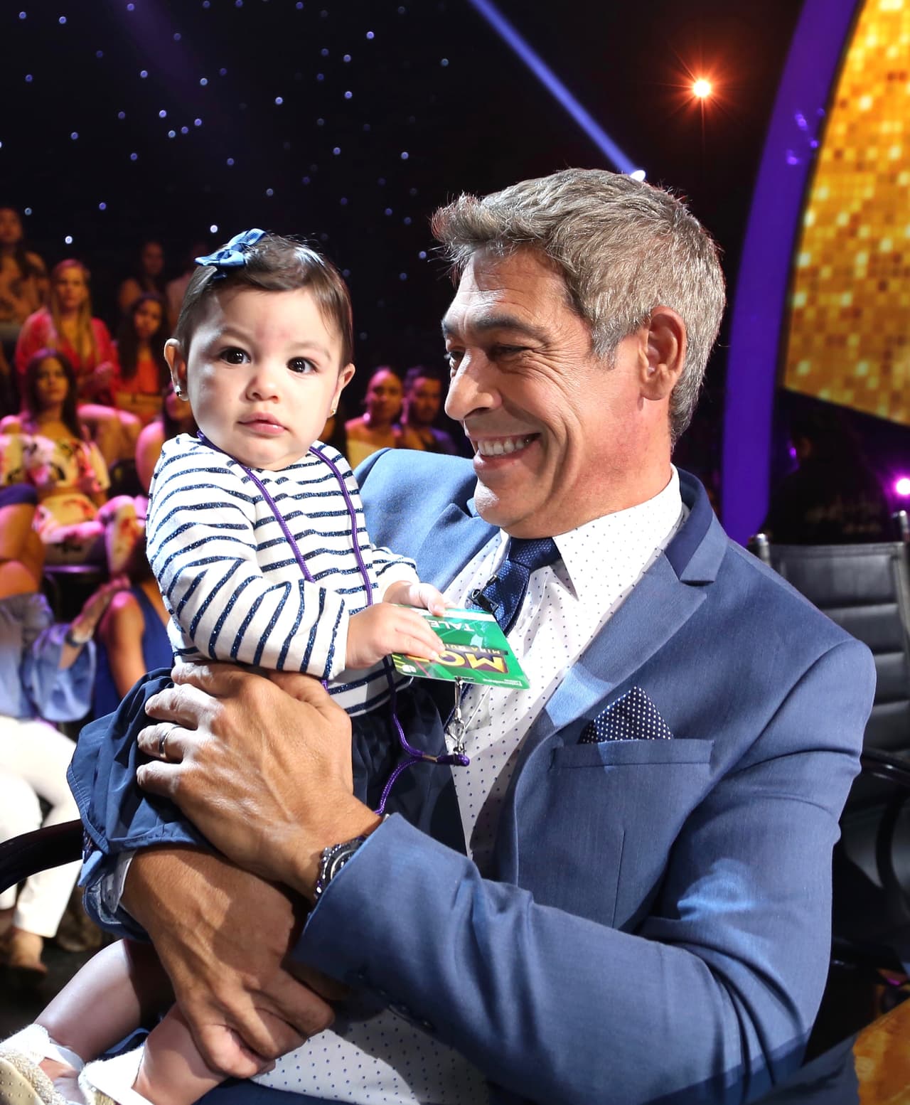 La bebita de siete meses de edad estuvo en el estudio del show de baile para acompañar a su abuelo en su dura labor de crítico.