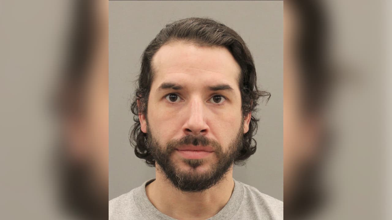 Acusan a hombre de golpear al empleado de un restaurante que le exigió ponerse la mascarilla