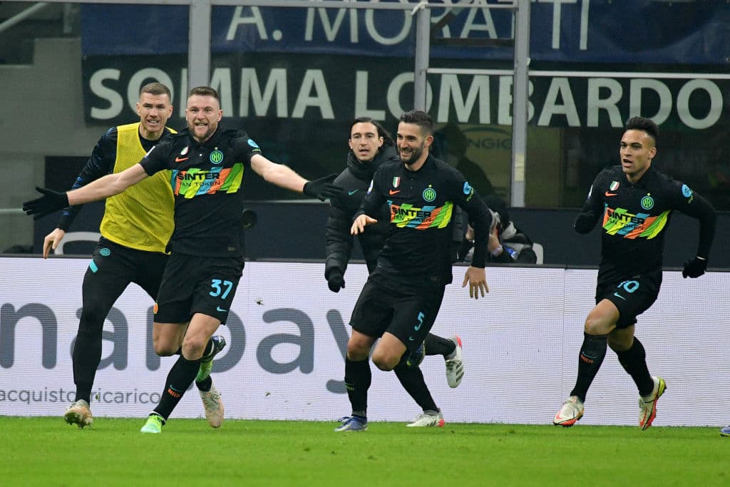 Inter se lleva la victoria sobre la Lazio con marcador 2-1 en la Serie A. Alessandro Bastoni y Milan Skriniar le dieron el triunfo a los 'nerazzurri', mientras que Ciro Immobile anotó el único gol para los celestes.