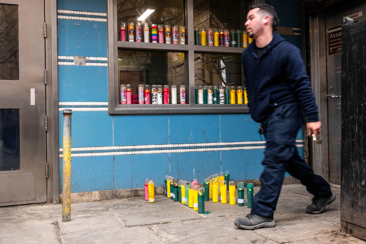 Los residentes hicieron también un altar frente a la calle donde la bebé Kaori de 7 meses murió al ser impactada por una bala perdida.