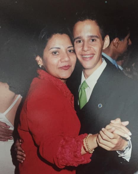 Alejandro Chabán: "Mi primer amor eres tu @oliviar56 Agradezco al cielo por darme la dicha de tener una Madre como tú". (Mayo, 2016)