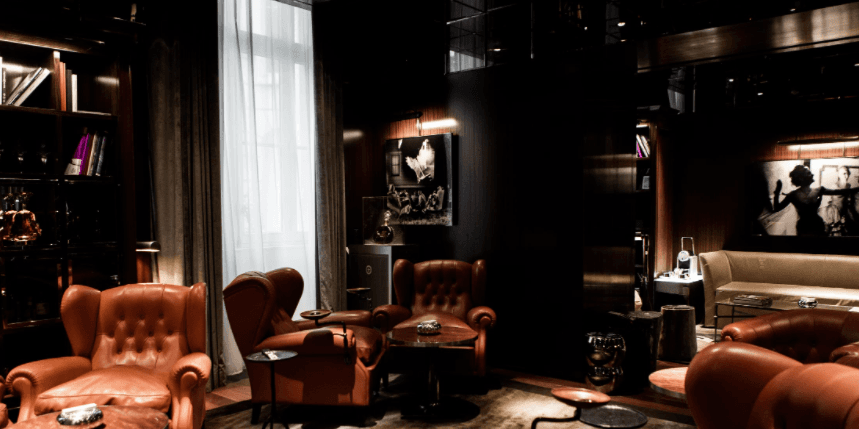 El lujoso hotel de cinco estrellas, Le Royal Monseau, será la casa provisional del astro argentino, pues su salida del Barcelona fue muy repentina. El hotel se encuentra ubicado en 37 Avenue Hoche y fue reformado por el famoso diseñador Philippe Starck. El Parque de los Príncipes se encuentra a tan solo 15 minutos del inmueble.