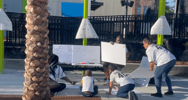 Varios familiares portaban una playera blanca con el número 40 y el apellido Sampsom, tal y como lo utilizaba Tyre cuando jugaba americano.