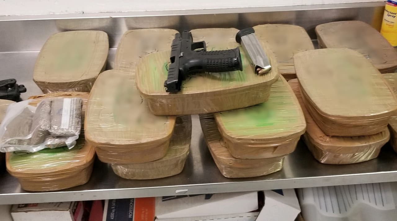 Mientras buscaban a un grupo de migrantes que cruzó ilegalmente la frontera, agentes de Nogales descubrieron 2 mochilas que contenían metanfetamina y otras drogas, un arma de fuego y municiones. Los narcóticos tenían un peso combinado de más de 30 libras y estaban valorados en más de $ 740,000.