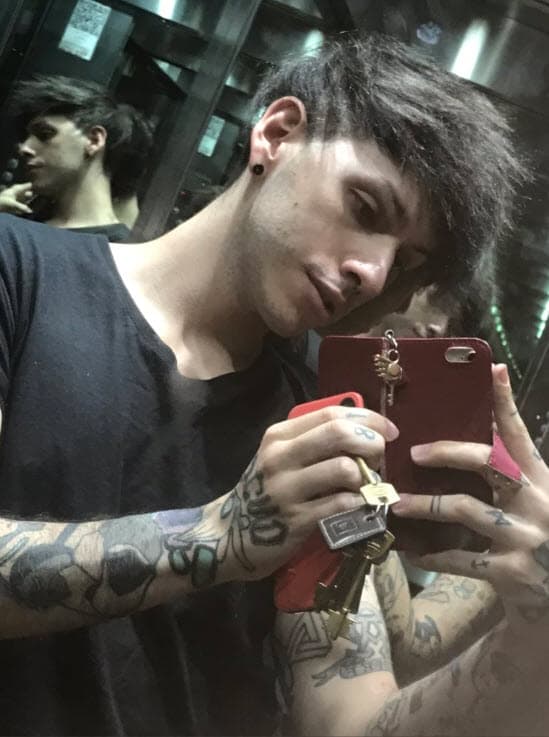 Es el único hijo del presidente electo, es 'influencer' y un referente en el transformismo en Latinoamérica.
<br>