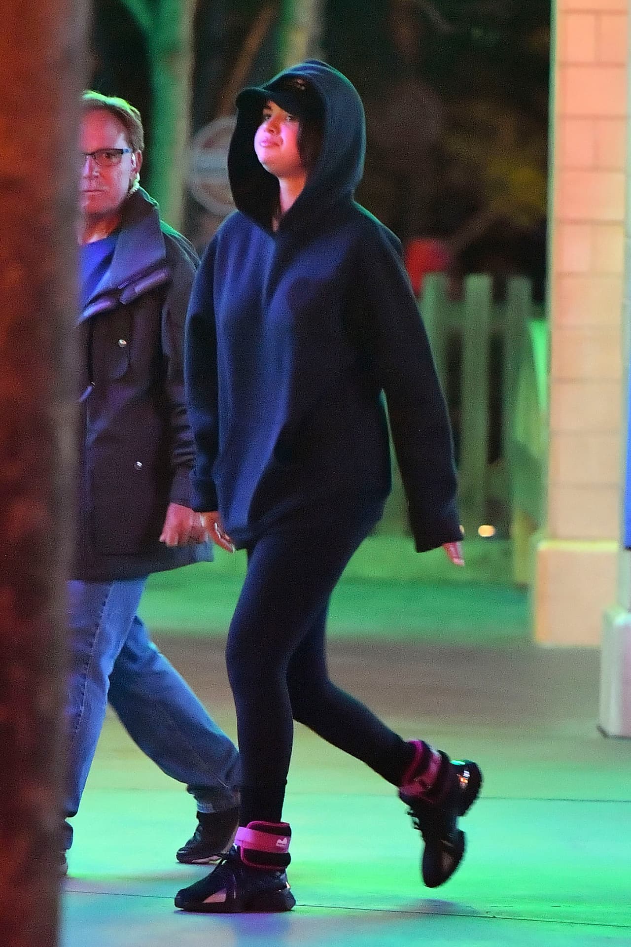 La 
<b><a href="https://www.univision.com/famosos/selena-gomez-y-hailey-baldwin-tienen-algo-en-comun-ademas-de-la-iglesia-y-justin-bieber-fotos">exnovia del cantante Justin Bieber</a></b> lucía relajada y confiada mientras caminaba por el parque.