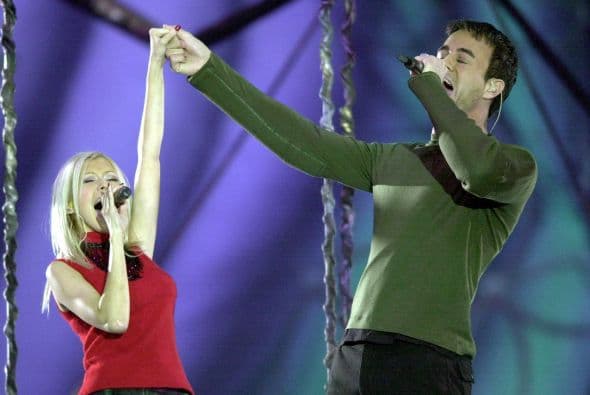 Ambos interpretaron el tema "Celebrate the Future Hand in Hand" .