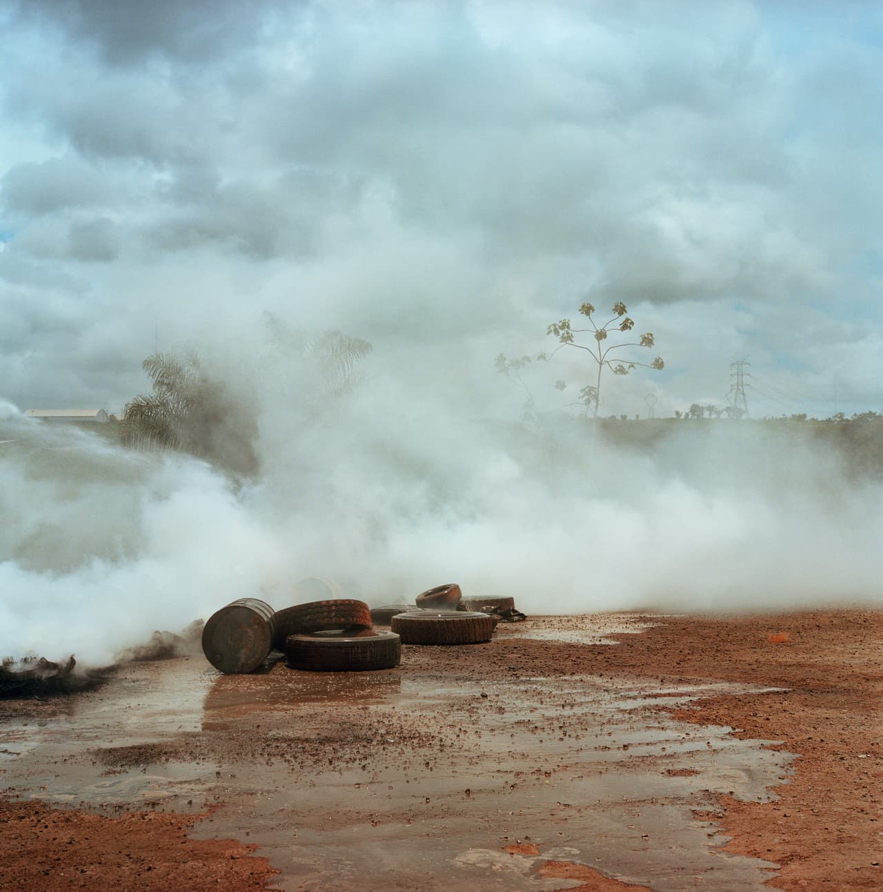 Desde que comenzó la construcción de la represa en 2011 en Altamira, las obras han encontrado la resistencia de las comunidades indígenas y los ecologistas preocupados por el impacto medioambiental y social. En esta imagen de marzo de 2014, se pueden ver unos neumáticos aún con humo después de que un grupo de pescadores los prendiesen fuego en una protesta.