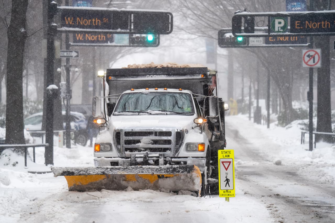 Una barredora de nieve en Greenville, Carolina del Sur. La Guardia Nacional del estado informó la tarde de este domingo a través de su cuenta de Twitter que se encontraba ayudando a decenas de conductores y motoristas que habían quedado atrapados enel temporal.