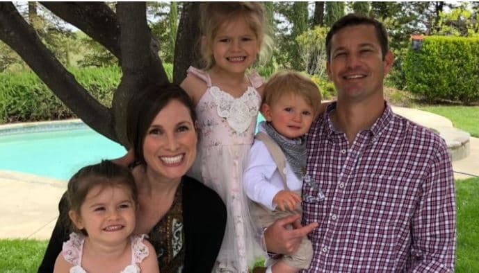 La familia Adams, integrada por Jessica y su esposo Seth, además de sus hijos Ava, Bella y Zeke, quienes ahora viven en casa de unos amigos del norte de California, después que su hogar en la ciudad de Vacaville fue reducido a cenizas por el incendio LNU Lightning Complex Fire, en el condado de Solano.