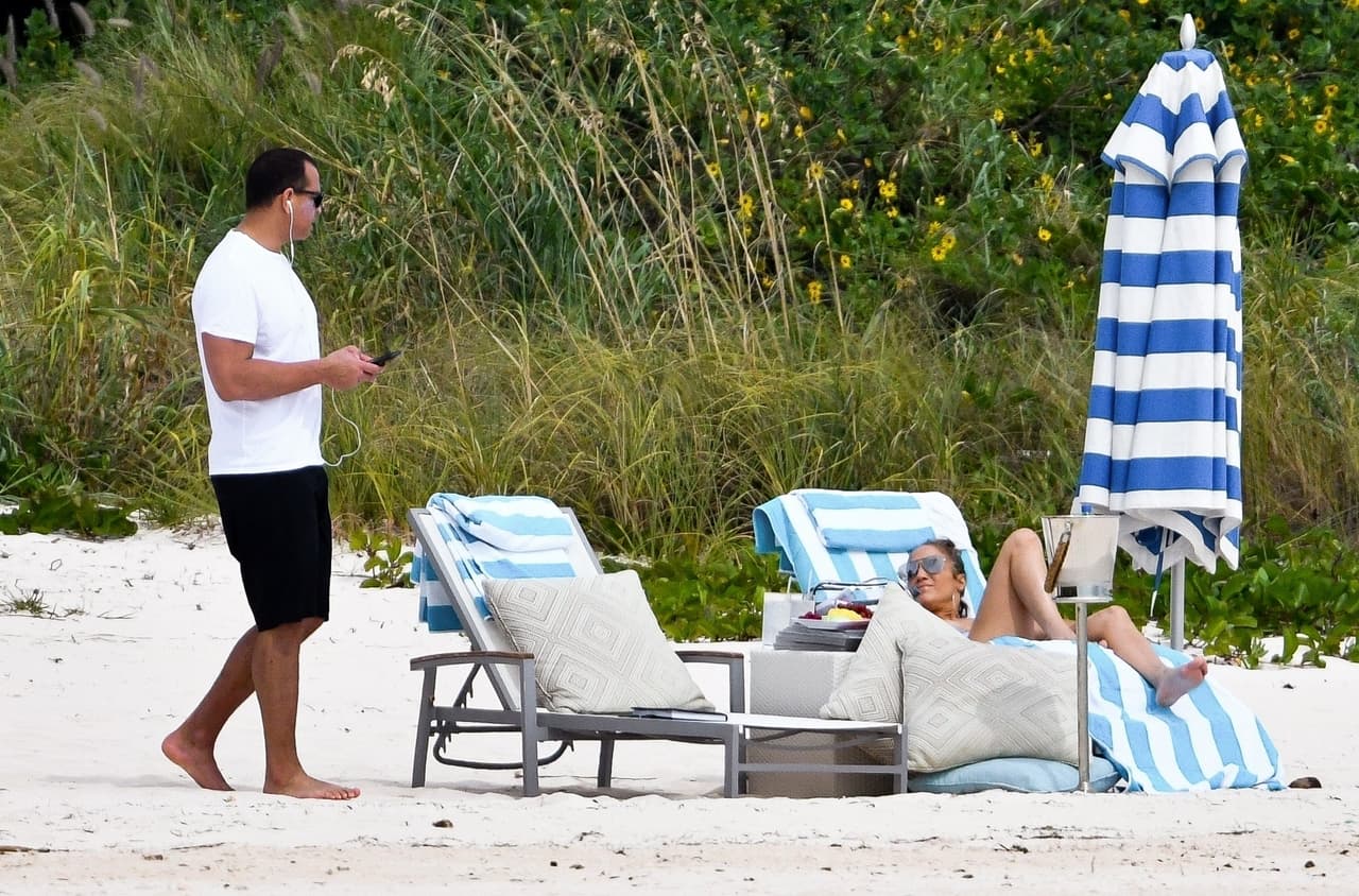 En las fotos se les ve relajados y descalzos mientras disfrutan del buen clima junto al mar.