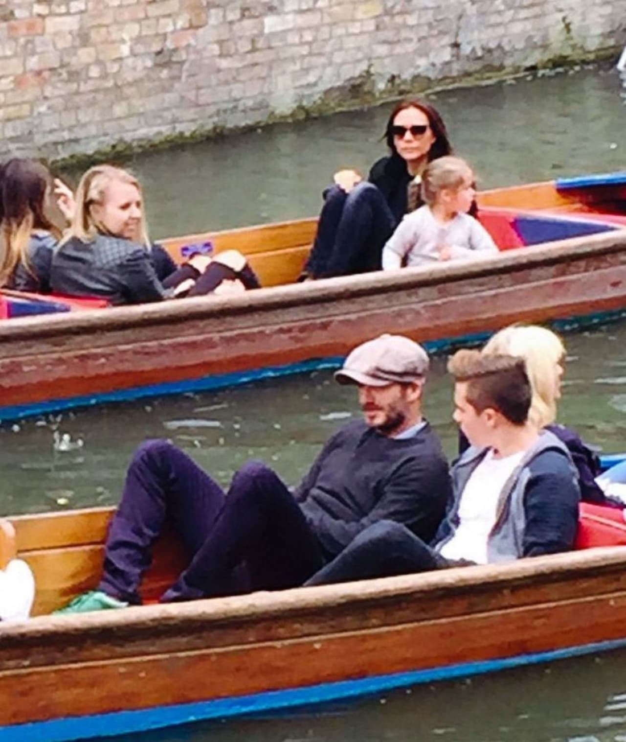 La noticia de que los Beckham se encontraban en Cambridge se esparció como pólvora.