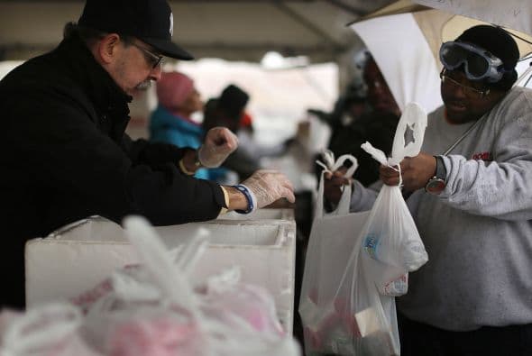 Los voluntarios también han llegado a la zona y se han encargado de repartir comida entre los habitantes afectados.