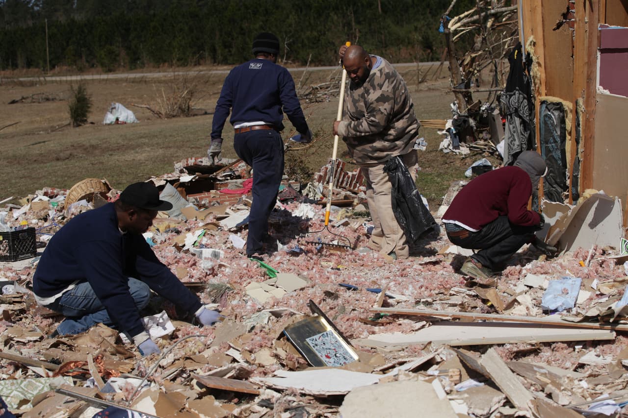 Siga fijándose en su radio o televisor de pilas para ver si hay información de emergencia y tenga cuidado al entrar a cualquier estructura que haya sufrido daños.
<br>