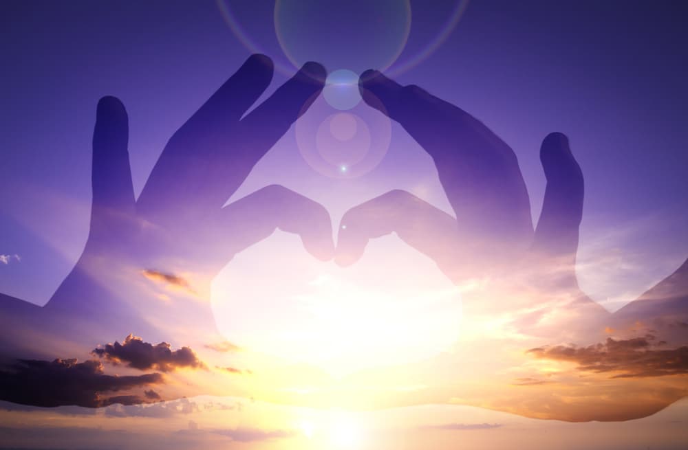 Por esto mismo, en esta ocasión te compartiremos unos sencillos rituales que puedes hacer desde tu hogar para atraer más bendiciones a tu vida durante estos días sagrados.