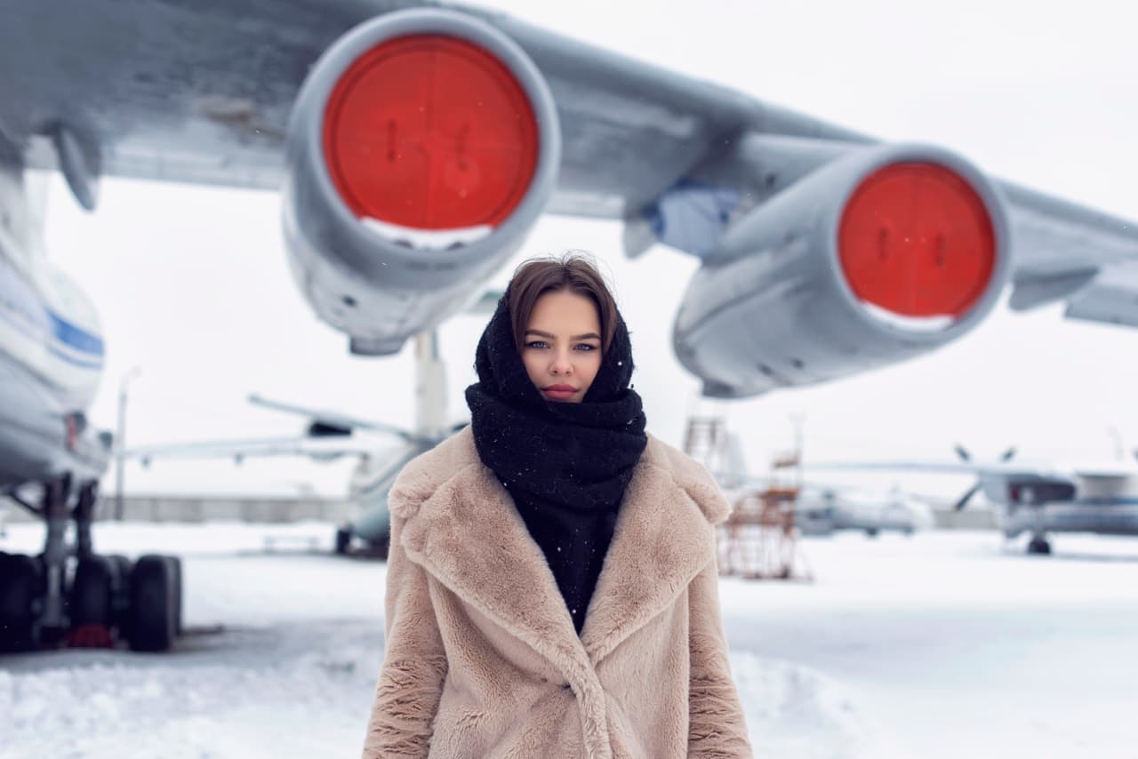 <b>Llévate puesta la chaqueta más voluminosa.</b> La ropa de invierno es mucho más voluminosa con respecto a la ropa de verano, lo que nos reduce considerablemente el espacio en nuestras maletas, por lo que un buen tip es que te lleves puesta la chamarra más voluminosa, así como el calzado que ocupe más espacio.