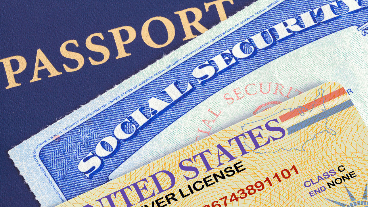 <h2 class="cms-H2-H2"><b>¿Qué pasa si no tengo una REAL ID?</b></h2>
<br>Si alguien no tiene una REAL ID a partir del 7 de mayo, no podrá usar su licencia de conducir o tarjeta de identificación estatal para abordar vuelos nacionales ni para ingresar a instalaciones federales seguras, como tribunales o bases militares. Necesitarás mostrar documentos para que verifiquen tu identidad y residencia o presencial legal en Estados Unidos.