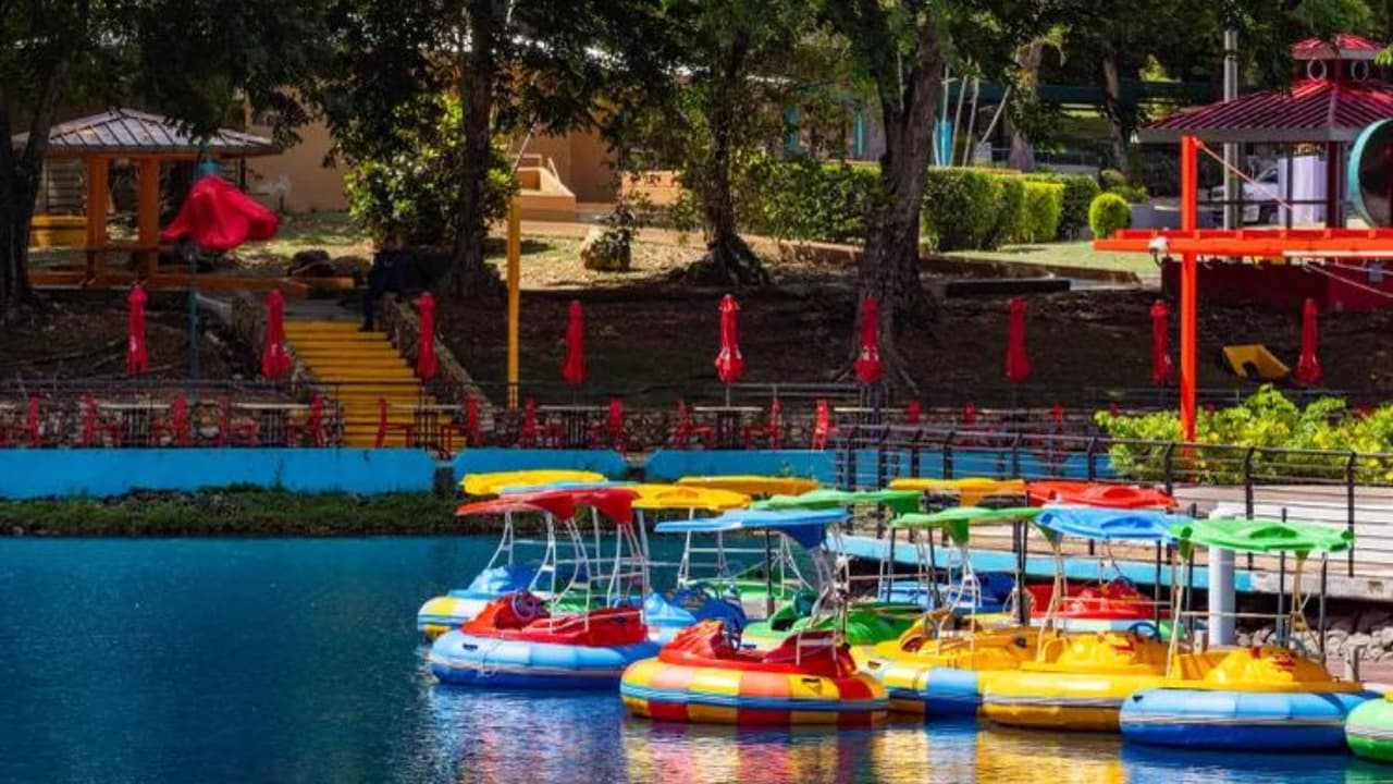 El parque ofrece programas educativos que fomentan el interés en ciencias, tecnología, ingeniería y matemáticas (STEM), inspirando a la próxima generación.