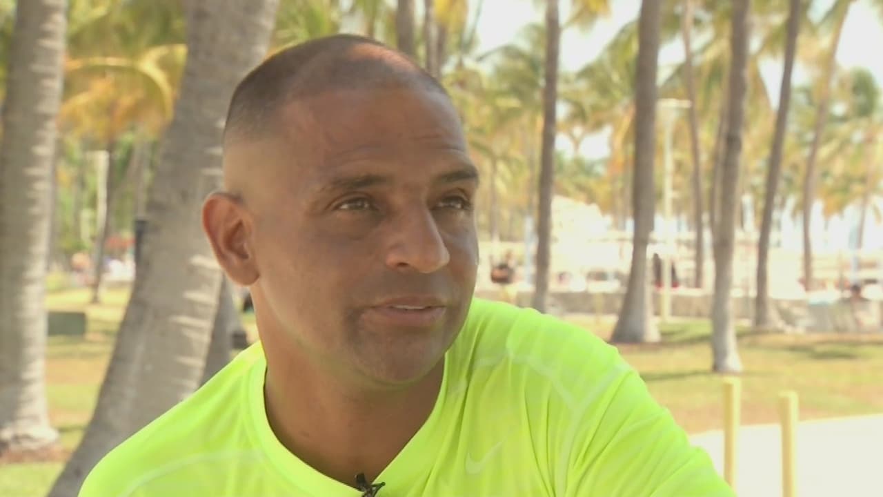 El atleta colombiano que lleva más de 20 años corriendo de espaldas en South Beach para ‘huir’ del SIDA que padece