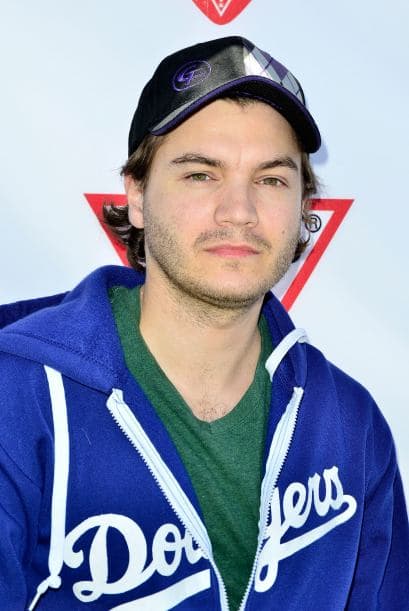 "Emilito" Hirsch, muy serio en otro evento. Mira aquí los videos más chismosos.