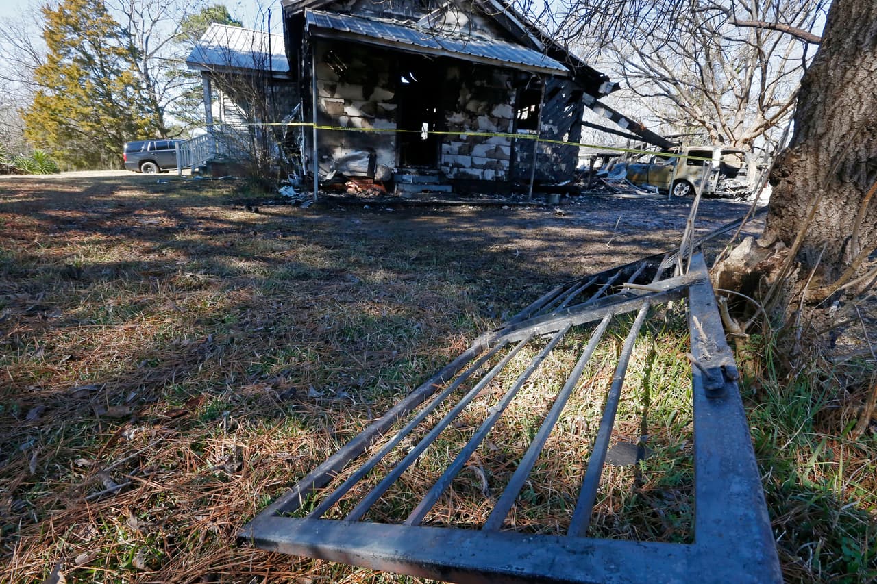 La reja de una ventana quemada también se observaba en la escena. El padre fue el único sobreviviente del incendio y debió ser hospitalizado.