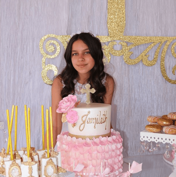 Luego de la publicación del intérprete de corridos, las pequeñas recibieron decenas de felicitaciones y elogios por dicha celebración.