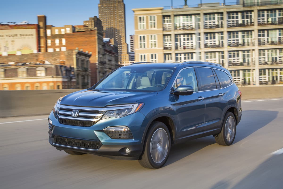 <b>Categoría SUV Mediana</b>
<br>
<b>Honda Pilot 2018</b>
<br>Precio versión evaluada por CR: 39,585 dólares
<br>A favor: cabina espaciosa, visibilidad, buen tren motriz
<br>En contra: Manejo torpe, pantalla touch del radio
<br>Seguridad; AEB / FCW opcional
<br>
<br>
<b>¿Qué modelo 2015 puedes comprar según CR?</b>
<br>
<b>Toyota Highlander</b>
<br>Rango de precios: 25,775 – 39,525 dólares
<br>A favor: Confiabilidad, interior espacioso, buen tren motriz 
<br>En contra: la calidad de algunos materiales del interior
<br>Seguridad: AEB /FCW opcional
<br>
<br>
<b>Acura MDX</b>
<br>Rango de precios: 32,850 – 39,300 dólares
<br>A favor: un verdadero SUV de lujo, economía de combustible
<br>En contra: carece de agilidad, el manejo de algunos controles es complicado
<br>Seguridad: AEB / FCW opcional
<br>