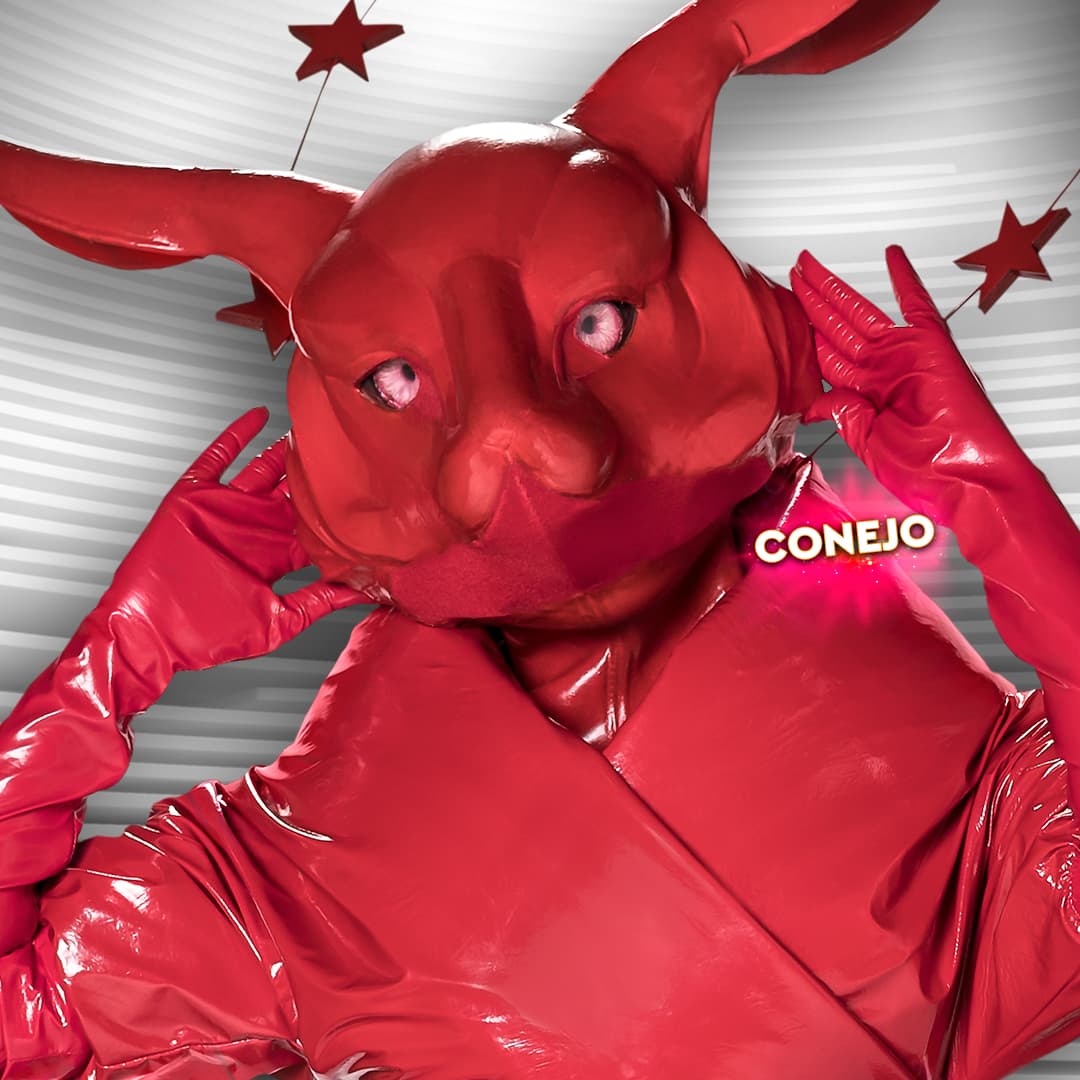 Conejo es la reina de la granja y domina con su voz a los demás animales.