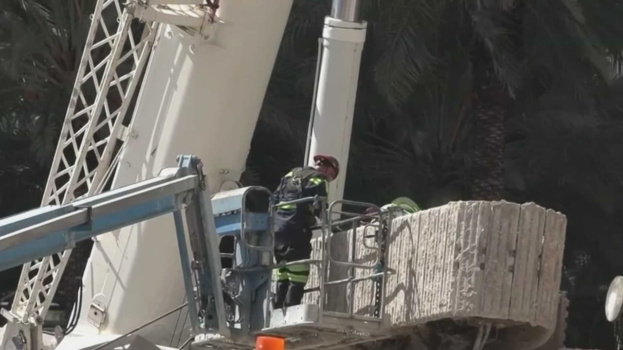 Video muestra el momento en que una perforadora se desploma y cae sobre un carro en Miami