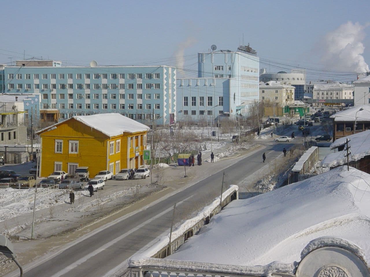 <b>Yakutsk (Rusia) </b>
<br>En esta ciudad del noreste de Siberia, en Rusia, se han llegado a registrar temperaturas de -60ºF. El frío en lo que se considera la ciudad más fría del mundo puede ser tan potente que el hierro se rompe como el cristal y el humo de los motores se congela. Dos tercios de su territorio, a unas 200 millas del círculo polar ártico, lo ocupan los parques nacionales, que ofrecen caza deportiva, pesca, y un interesante turismo ornitológico.