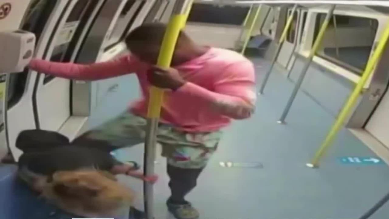 <b>Terror en un metro de Miami: Dos ataques contra hispanos que quedaron con fracturas y contusiones.</b>
<br>
<br>Andrea Puerta asegura que tiene una costilla rota y una contusión cerebral por el ataque, el cual quedó grabado en video. Otra víctima, Eduardo Fernández, de 74 años, sufrió 10 fracturas de cráneo y mandíbula.