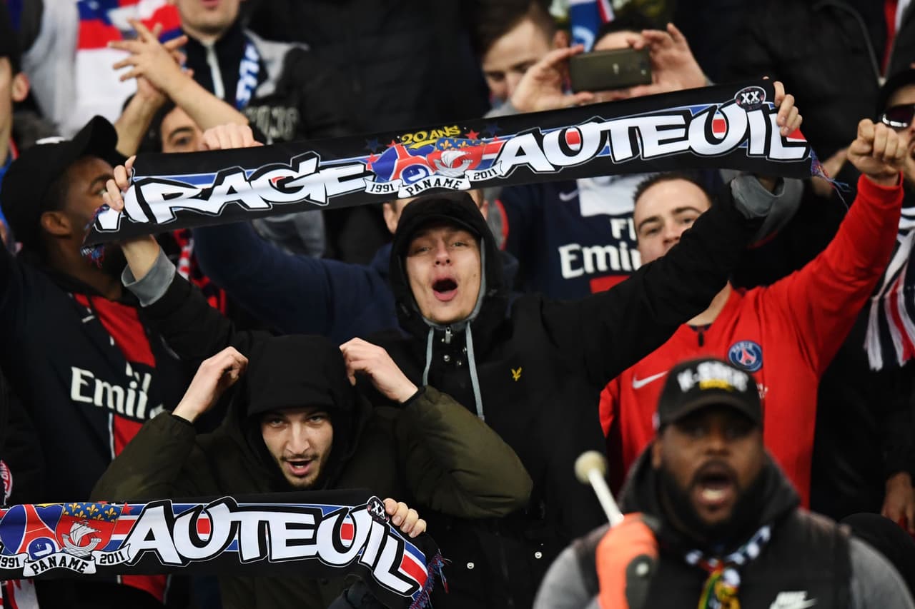 Los aficionados del Paris Saint-Germain –los más hostiles– y del Real Madrid han puesto el color en los alrededores del Parque de los Príncipes, así como en las graderías. Un ambientazo para vivir un partido de primer nivel en los octavos de final de la Champions League.