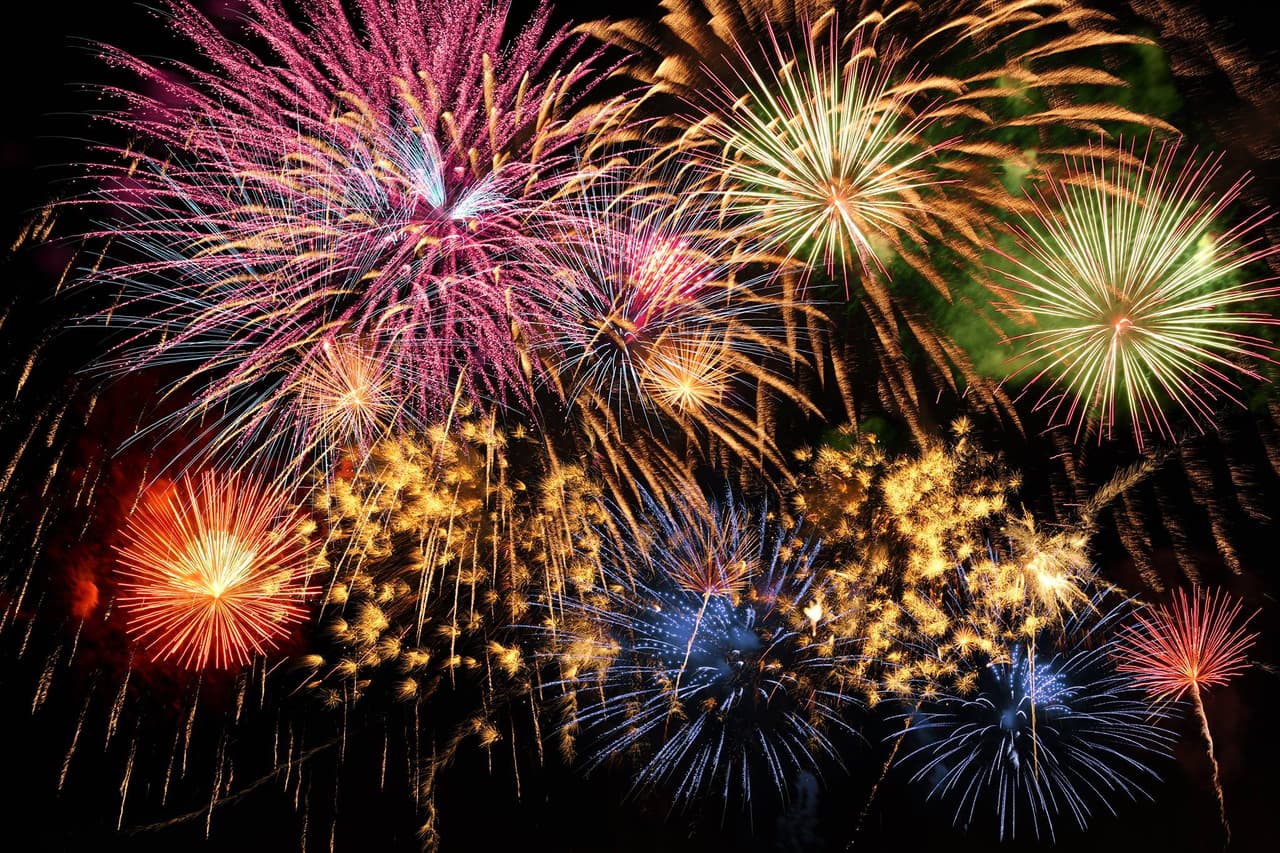 <b>Evento</b>: Annual 4th of July Celebration
<br>
<b>Fecha</b>: 4 de julio
<br>
<b>Lugar</b>: Roswell Area Park. 10495 Woodstock Road. Roswell, GA
<br>
<b>Sitio web</b>: 
<a href="https://www.roswell365.com/event/annual-4th-of-july-celebration/">https://www.roswell365.com/event/annual-4th-of-july-celebration/</a> 
<br>
<br>Mira cómo se iluminan los cielos sobre Roswell con música en vivo, entretenimiento y camiones de comida. Los fuegos artificiales comienzan al atardecer.