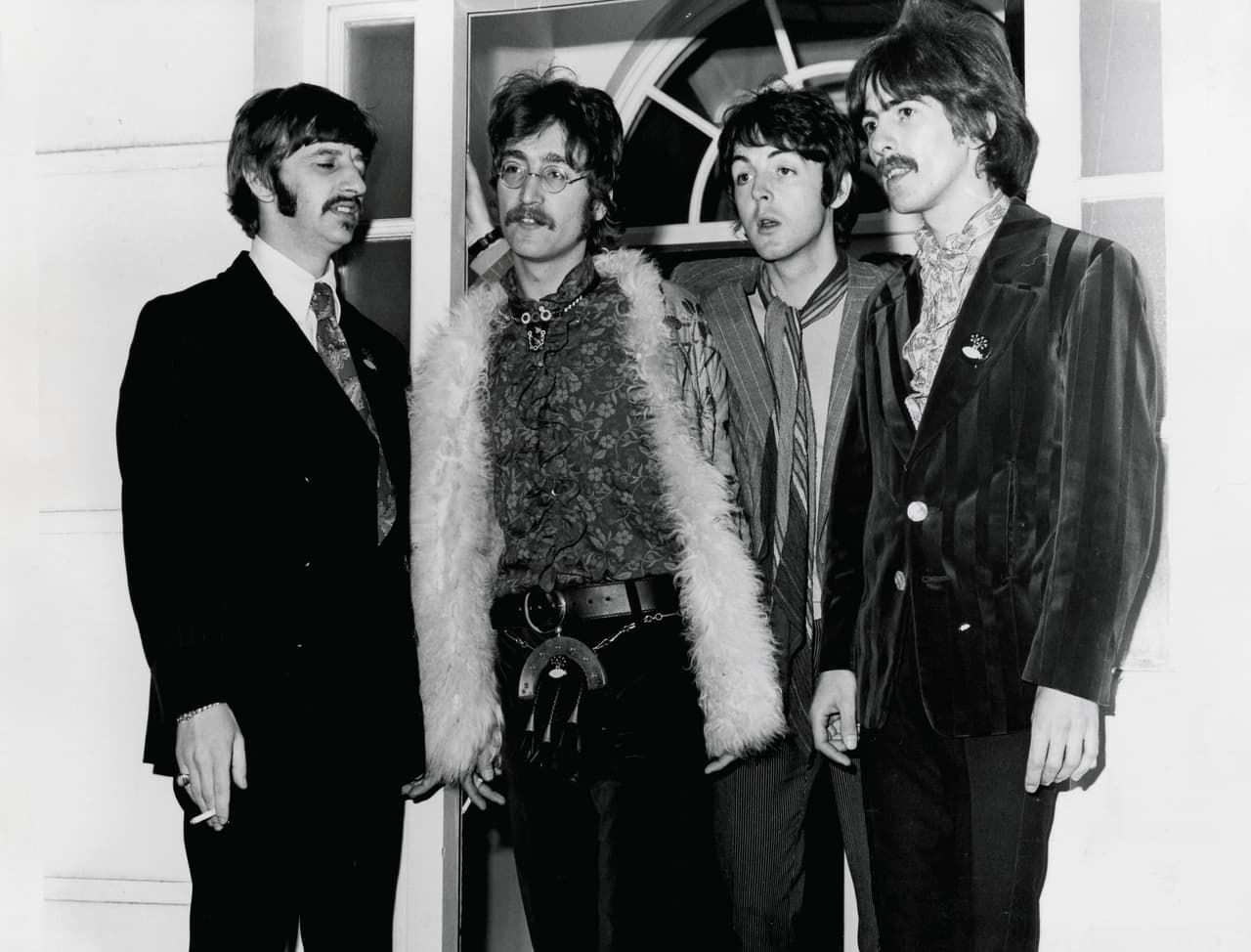 Cuando Lennon le dijo a Dylan que nunca había fumado hierba, sorprendido le preguntó: "Si nunca fumaste, ¿cómo escribiste esa canción que dice 'and when I touch you I get high, I get high...'? (en referencia al tema 'I Wanna Hold your Hand' y la expresión 'drogarse' en inglés).