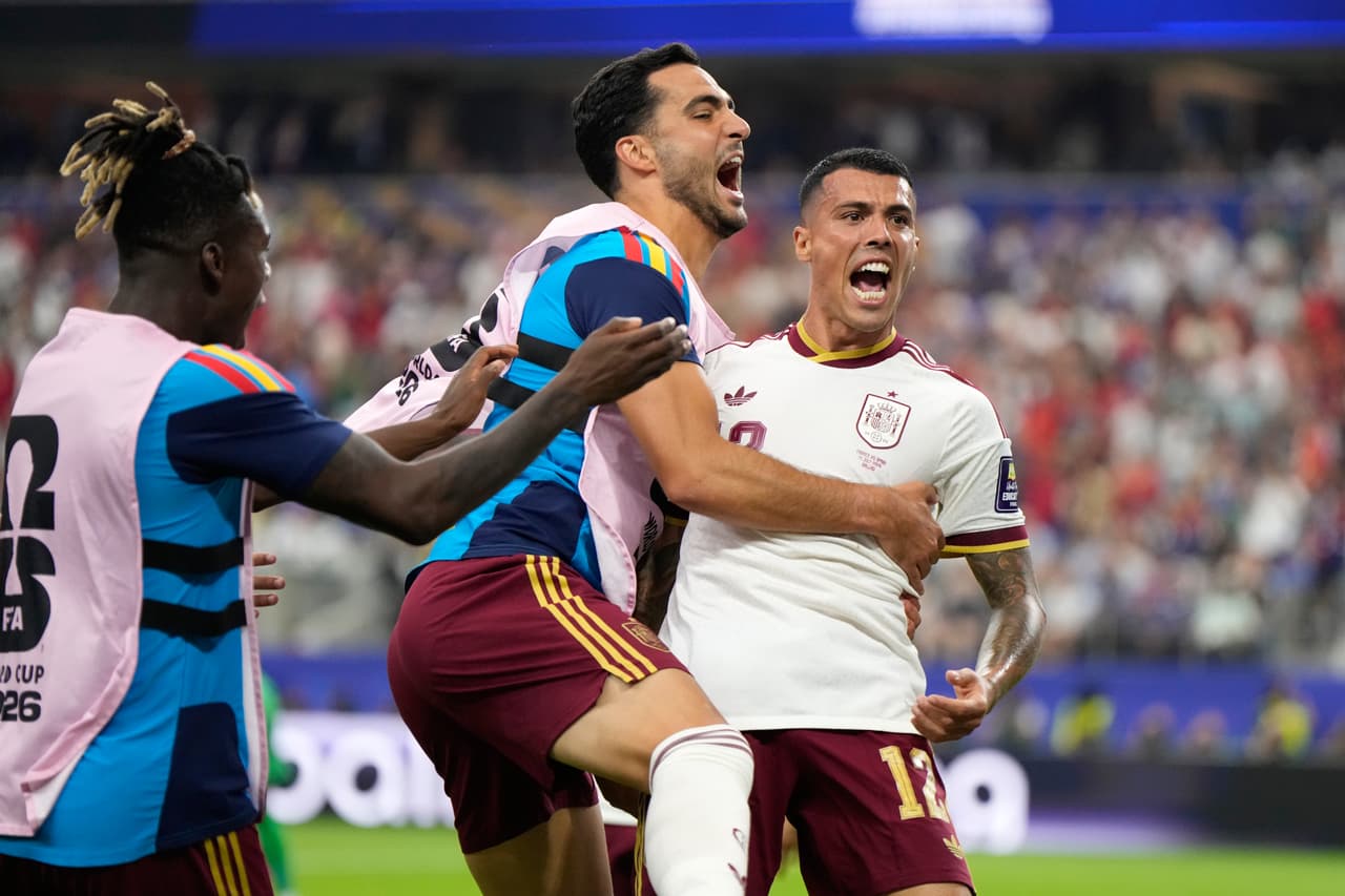 El español Pedro Porro (derecha) celebra con Mikel Merino y Nico Williams (izquierda) tras marcar el segundo gol de su equipo durante el partido de semifinales de la Copa del Mundo entre Francia y España en Arlington, Texas, cerca de Dallas, el lunes 14 de julio de 2026.