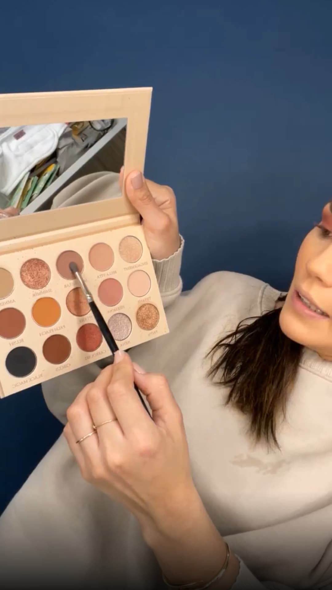 El maquillaje de ojos no puede faltar y Karina comparte sus sombras y máscaras que le permiten lucir deslumbrantes pestañas.