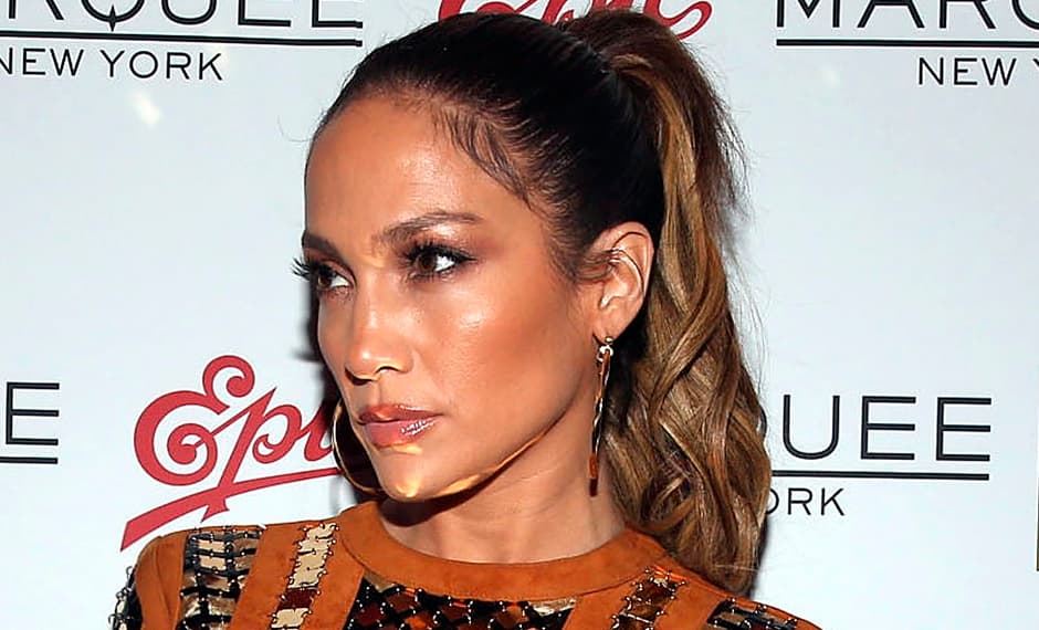 A sus 47 años Jennifer se ve radiante. Ella es como los buenos vinos pues con el paso de los años se ve mejor. Muchas jóvenes desearían tener la energía de esta bella latina.