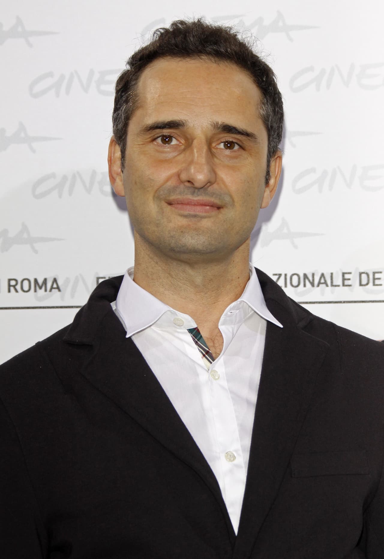 El domingo 29 de marzo el cantante uruguayo 
<b><a href="https://www.univision.com/shows/al-punto/violencia-y-la-falta-de-oportunidades-jorge-drexler-habla-de-lo-que-obliga-a-muchos-inmigrantes-a-dejar-sus-paises-video" target="_blank">Jorge Drexler </a></b>confirmó que había adquirido el virus, junto con su pareja, la actriz Leonor Watling, y que ya estaban sanos. 
<br>